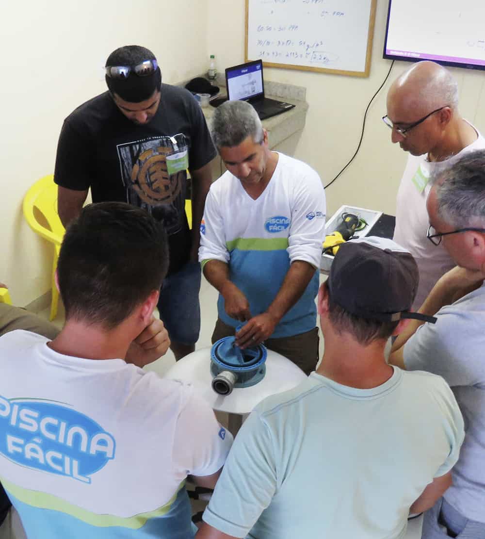 Equipe da Piscina Fácil em atividade técnica com componentes de bomba de piscina