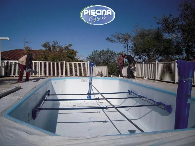 Piscina de fibra durante preparação para reforma