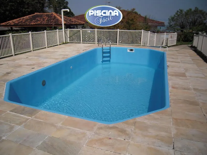 Piscina de fibra concluída após reforma